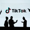 No softbox? No problem. TikTok photographers innovate with everyday items—from tissue diffusers to DIY lighting tricks—to create studio-level results on a budget.