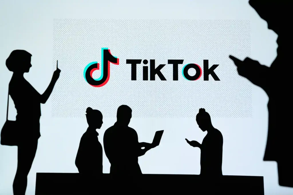 No softbox? No problem. TikTok photographers innovate with everyday items—from tissue diffusers to DIY lighting tricks—to create studio-level results on a budget.